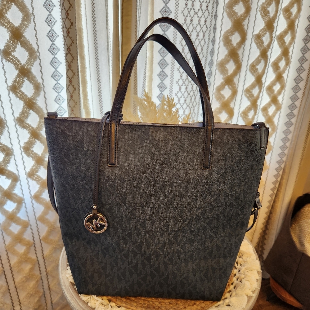 LIKE NEW Michael Kors Black & Grey Haley Totewith Matching Wristlet -